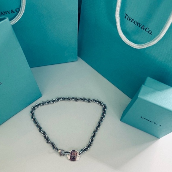 Authenticated Tiffany & Co. Return to Tiffany Oval Tag Necklace Sterling Silver - Picture 9 of 10